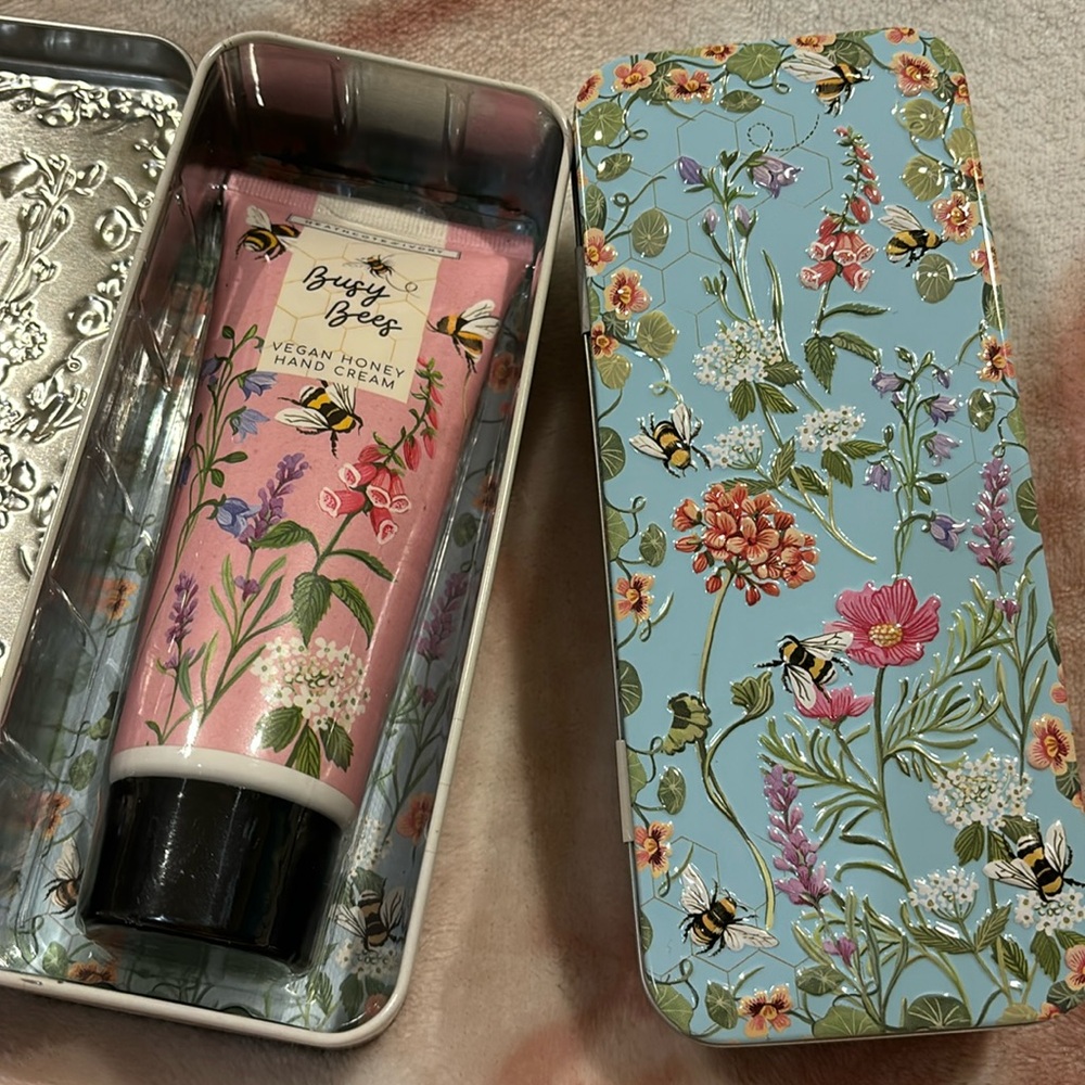 Heathcote & Ivory Scented Busy Bees Vegan Honey Hand Cream & Floral Bees Tin NWT